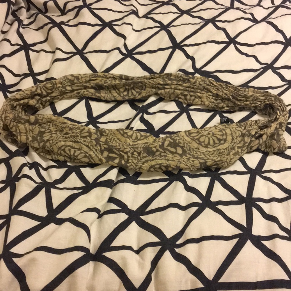 Neutral infinity scarf